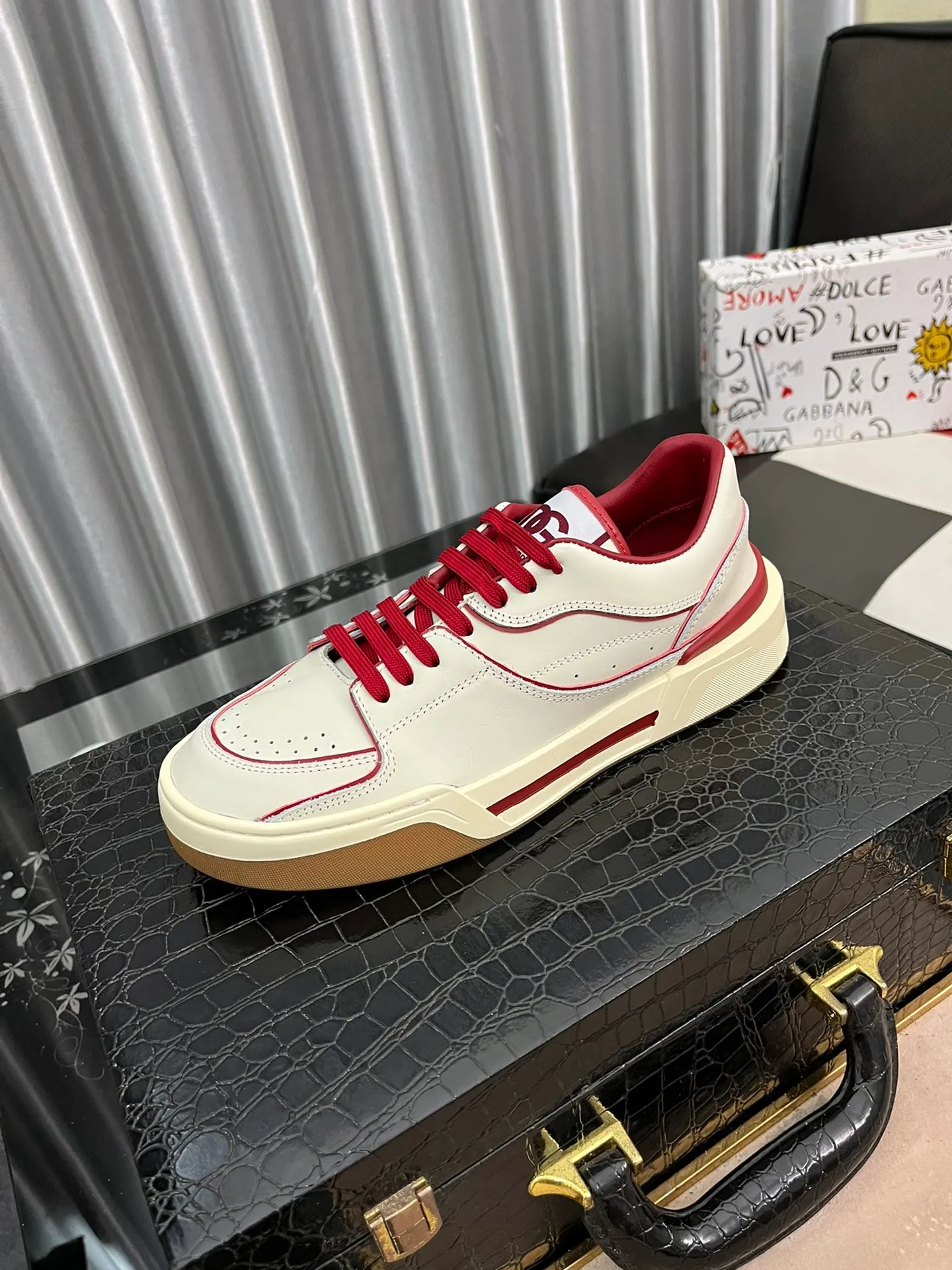 Men's shoes 💰480⌚️⌚️【DG～】Men's casual shoes are on sale simultaneously in 2022z cabinets 🔷Multiple colors🔜Handmade upper with graffiti fabric ➕Genuine leather lining, comfortable and breathable, sole: original comfortable handmade graffiti wear-resistant outsole, ⚠️real thing📱photography🎬the real thing is better. Code number 38-445⃣️Color optional